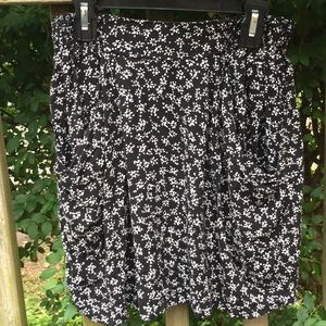 Floral flowy pocketed skirt